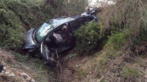 Muere un hombre tras caer su vehículo por un barranco en Alfarnate