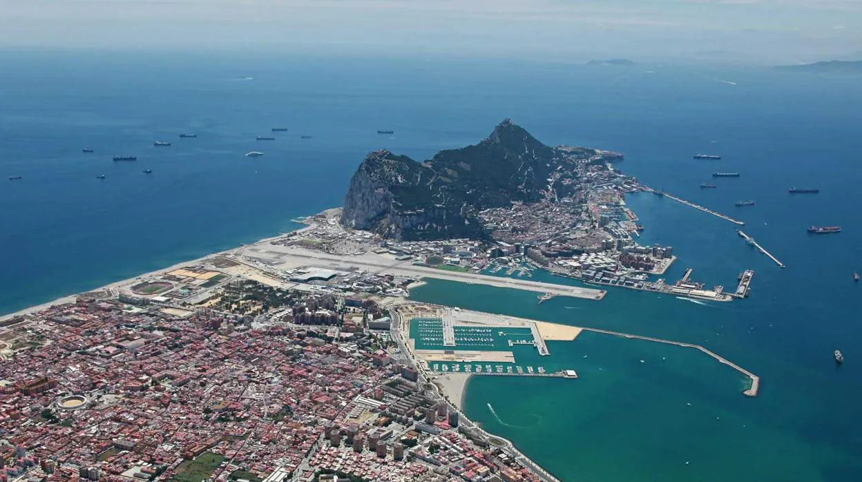 Imagen de La Línea de la Concepción, con el Peñón de Gibraltar al fondo