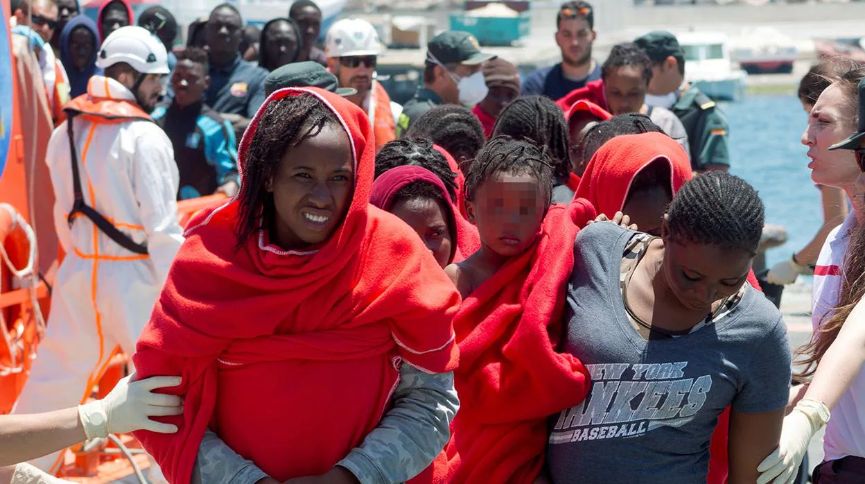 Inmigrantes rescatados ayer en el mar de Alborán