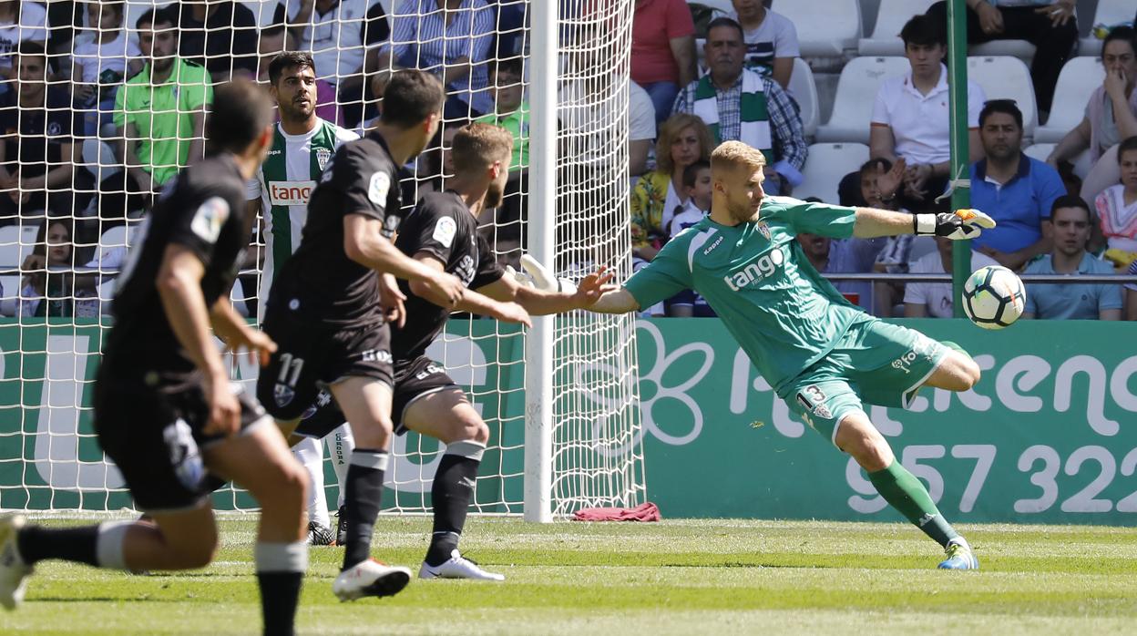 El portero del Córdoba CF Pawel Kieszek realiza un saque ante el Huesca