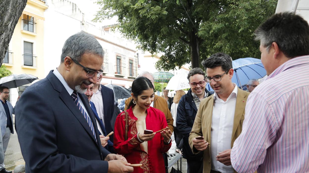 Pedro García junto al embajador de India en la inauguración de Ríomundi