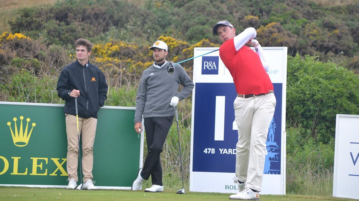 El golfista cordobés Víctor Pastor da un golpe en el British Amateur