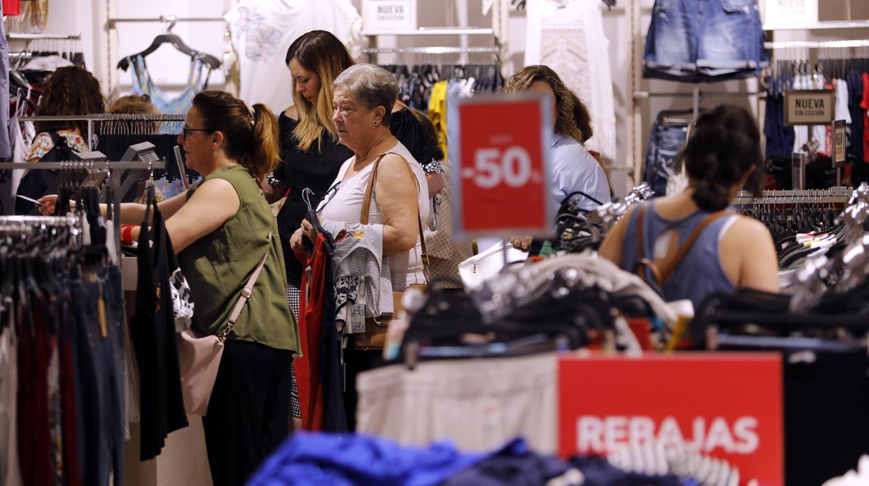 Hay establecimientos en los que ya se rotura abiertamente la palabra «rebajas»