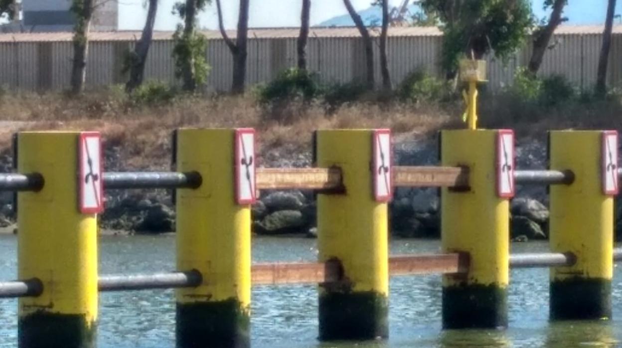 En el centro, los dos tramos de barrera que han sido reparados