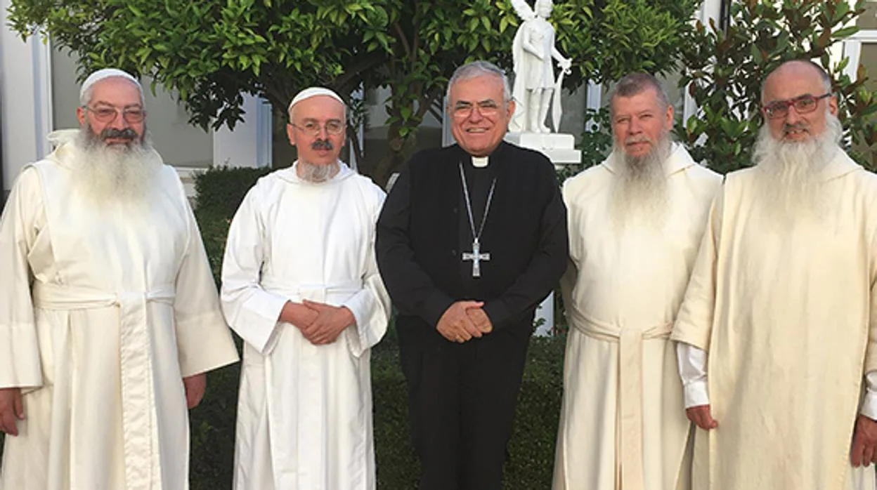 El obispo de Córdoba, con los monjes camaldulenses que quieren establecerse en Hornachuelos