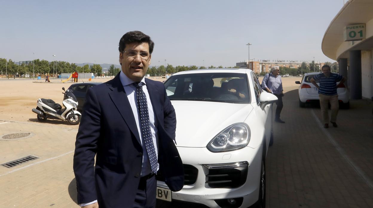 El presidente del Córdoba CF, Jesús León, el viernes, entra al estadio