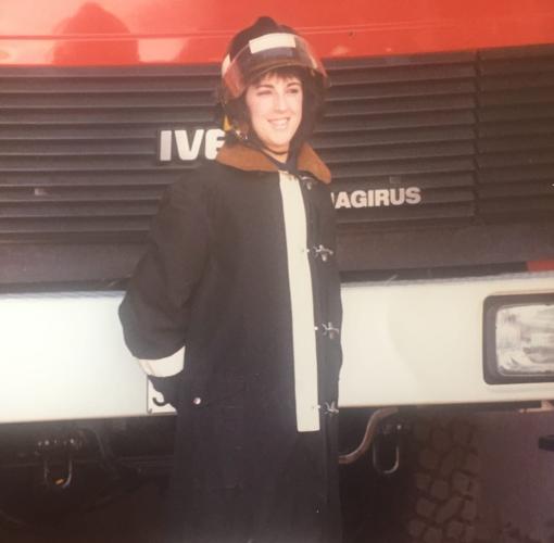 María José Reyes Guerrero, vestida de bombero delante de un camión