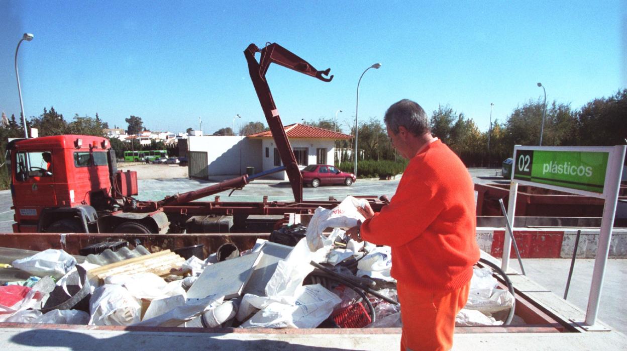 Un trabajador de Sadeco en la planta de tratamiento para plásticos