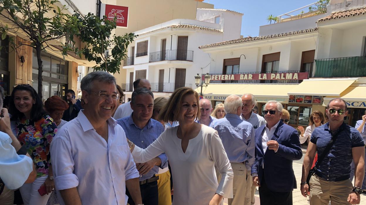 José María García Urbano y María Dolores de Cospedal en Estepona