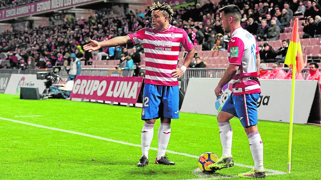 Pierre Kunde gesticula mientras espera que se saque un córner con el Granada