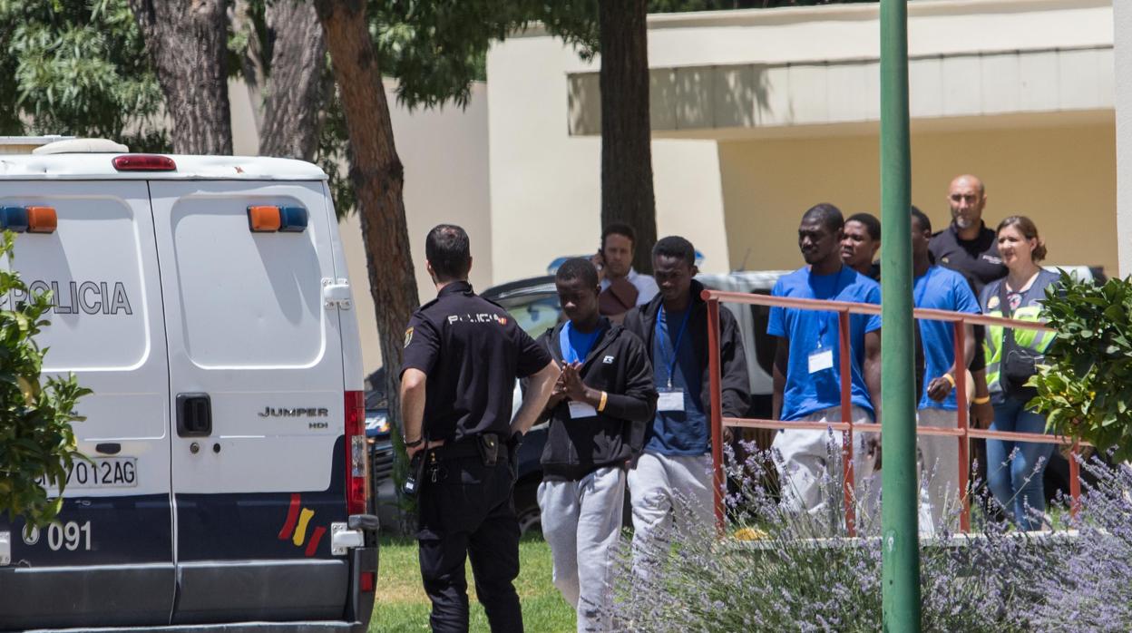 Subsaharianos siendo trasladados por la Policía en Córdoba.