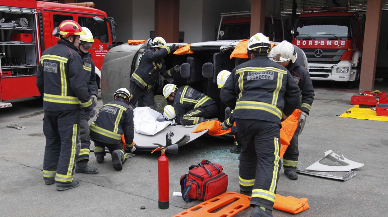 Simulacro de los bomberos en el parque central de Córdoba