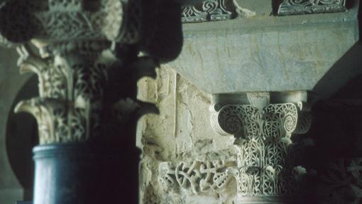 Los capiteles son de gran riqueza ornamental