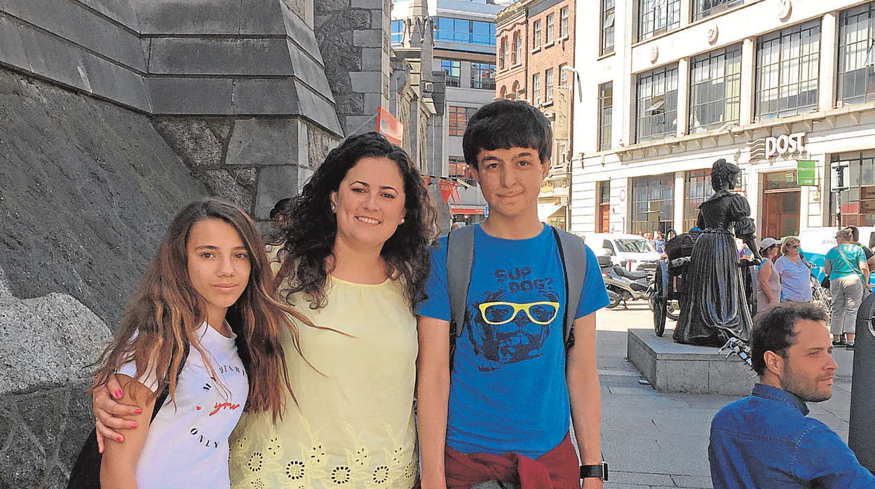 Lourdes Martínez con Giovanna Carcele y Rogelio Miguel en Dublín