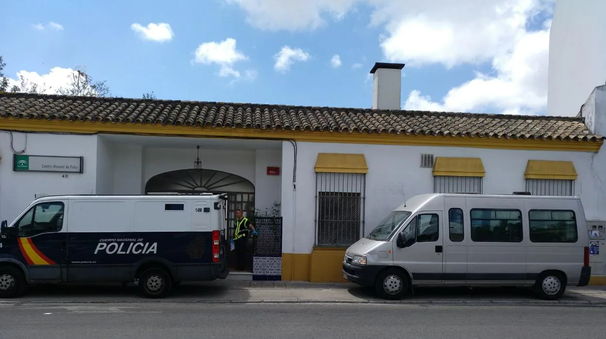 Imagen del furgón policial ante el centro de menores Manuel de Falla, en Jerez de la Frontera.