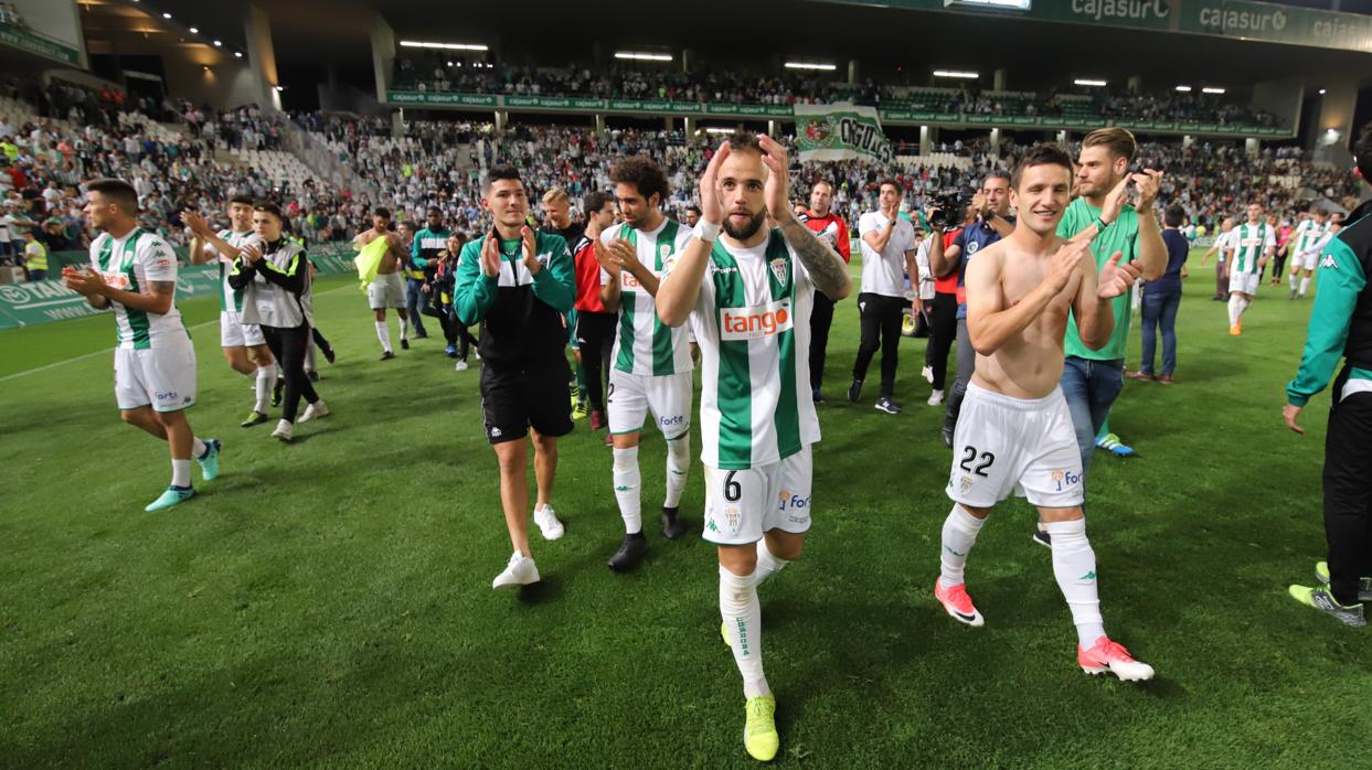 El pivote del Córdoba CF Edu Ramos saluda tras la permanencia ante el Sporting
