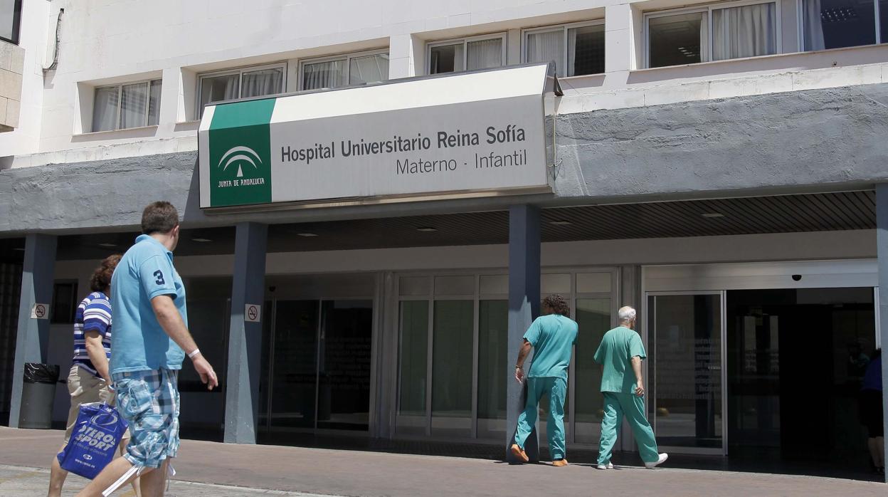 Profesionales entrando en el hospital Reina Sofía de Córdoba