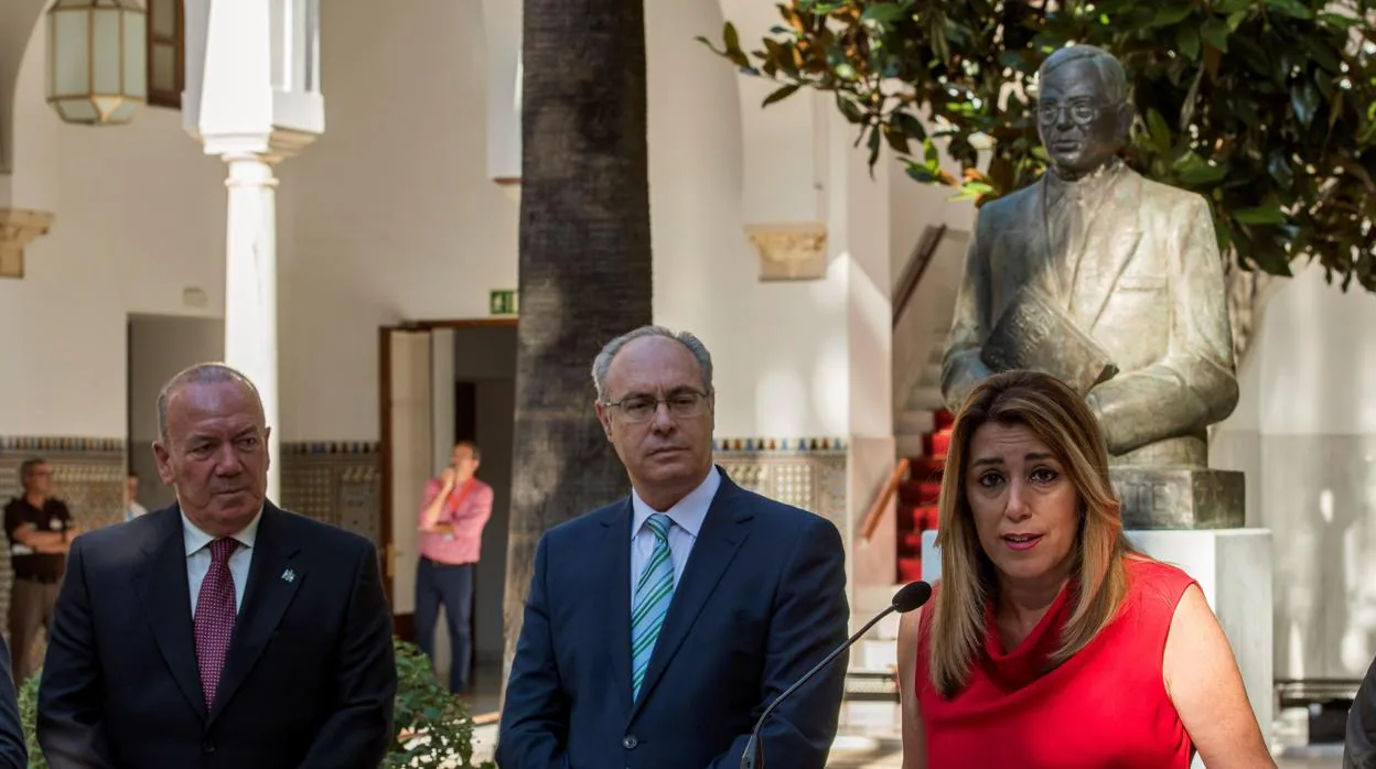 Susana Díaz durante su discurso ante el busto de Blas Infante en el Parlamento de Andalucía