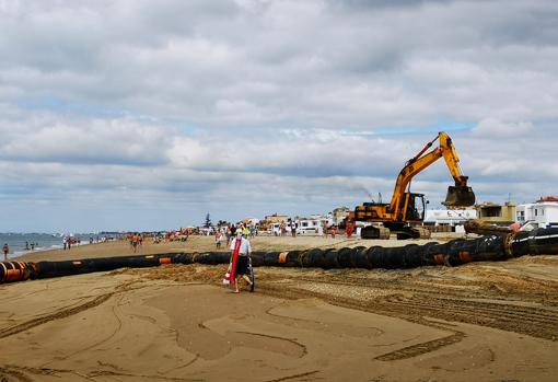 Bañista llegando a la playa de la Antilla