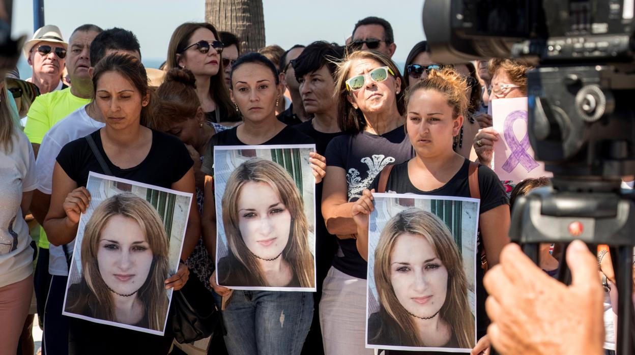 Amigas de la joven durante la concentración del pasado domingo en La Antilla