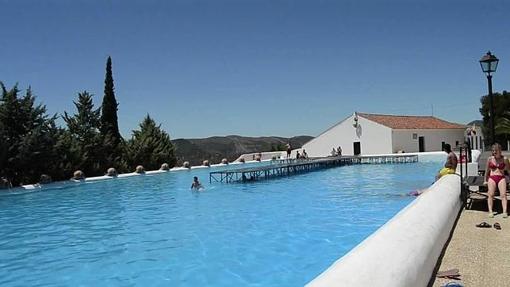 Vecinos de Cañaveral de León en su piscina gigante