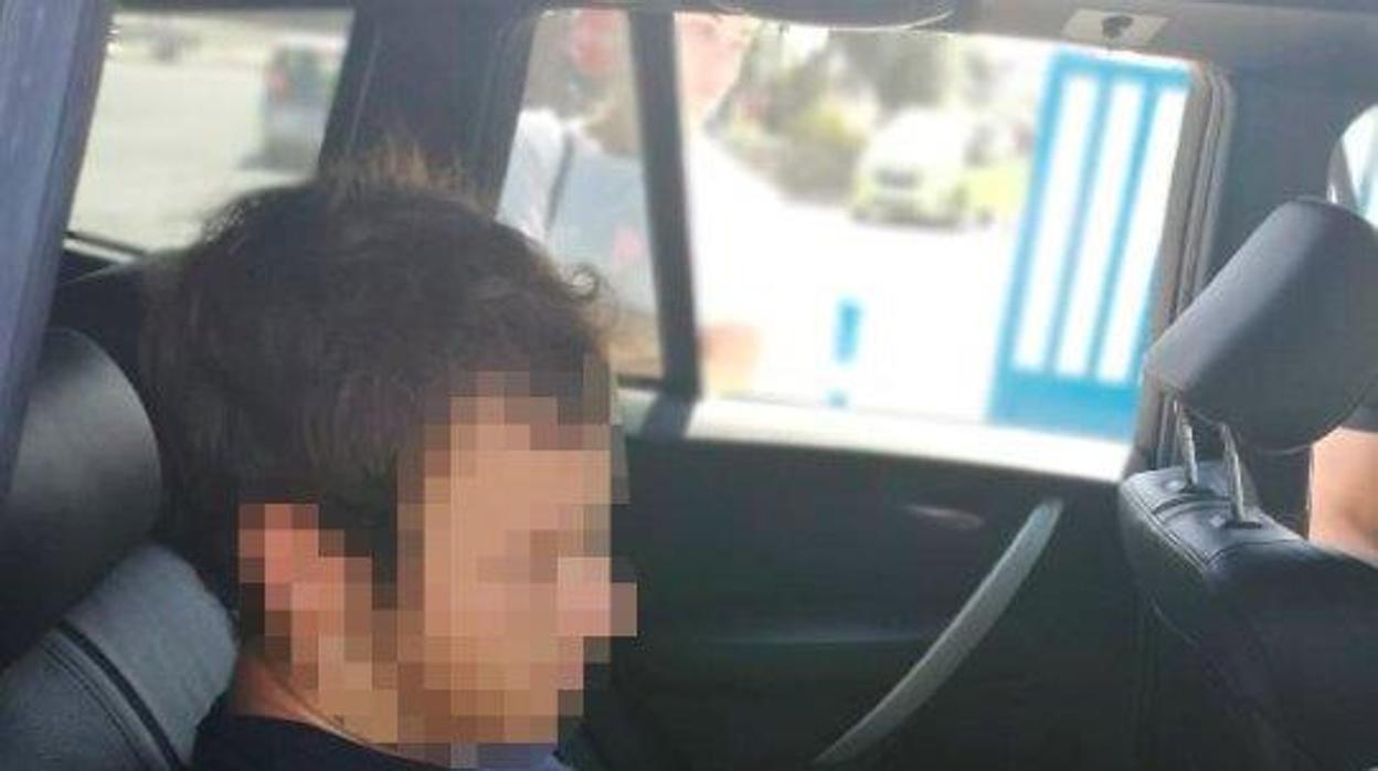El detenido en Estepona en el coche policial