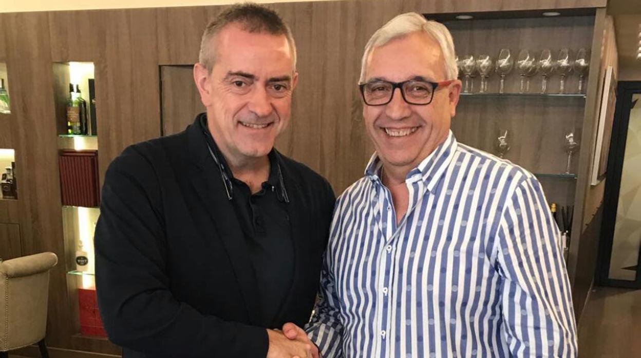 El presidente del Ximénez, Mariano Jiménez, estrecha la mano del responsable de Avia