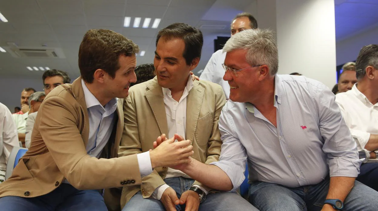 Nieto junto a Casado y Fernández Moya este sábado en un acto del PP en Granada