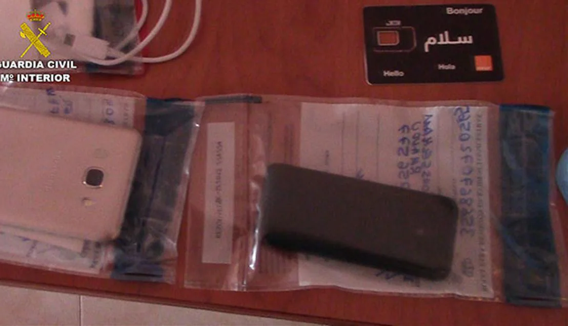 Imagen de algunos de los objetos intervenidos por la Guardia Civil en esta operación.