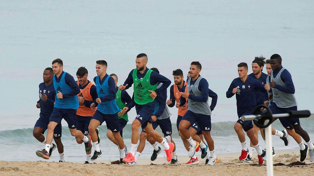 Los jugadores del Celta de Vigo entrenan en la playa de La Lanzada