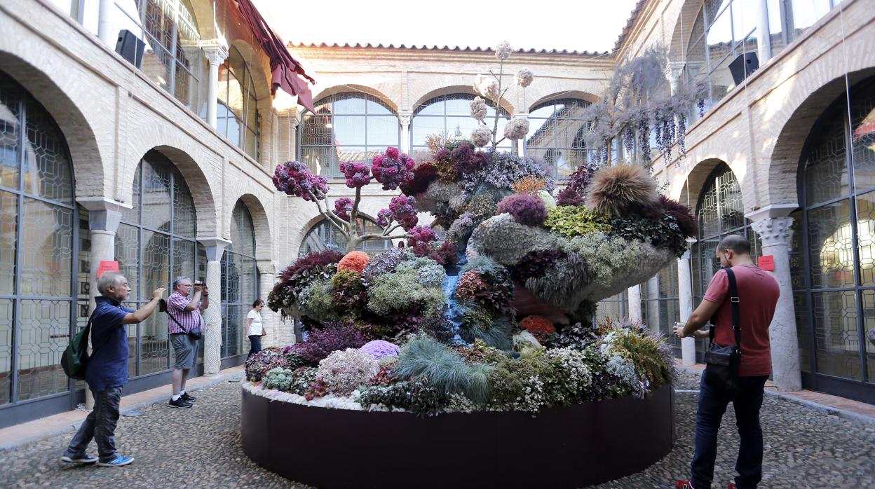 Turistas fotografiando una de las instalaciones florales en el anterior festival