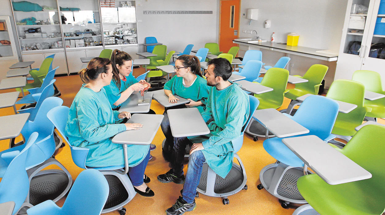 Cuatro alumnos de Medicina, en una de las aulas de la Facultad de la UCO