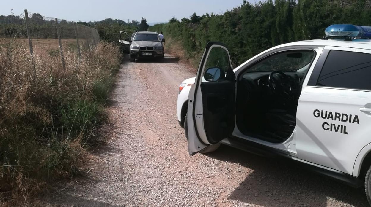 Imagen del vehículo interceptado y de la patrulla de la Guardia Civil