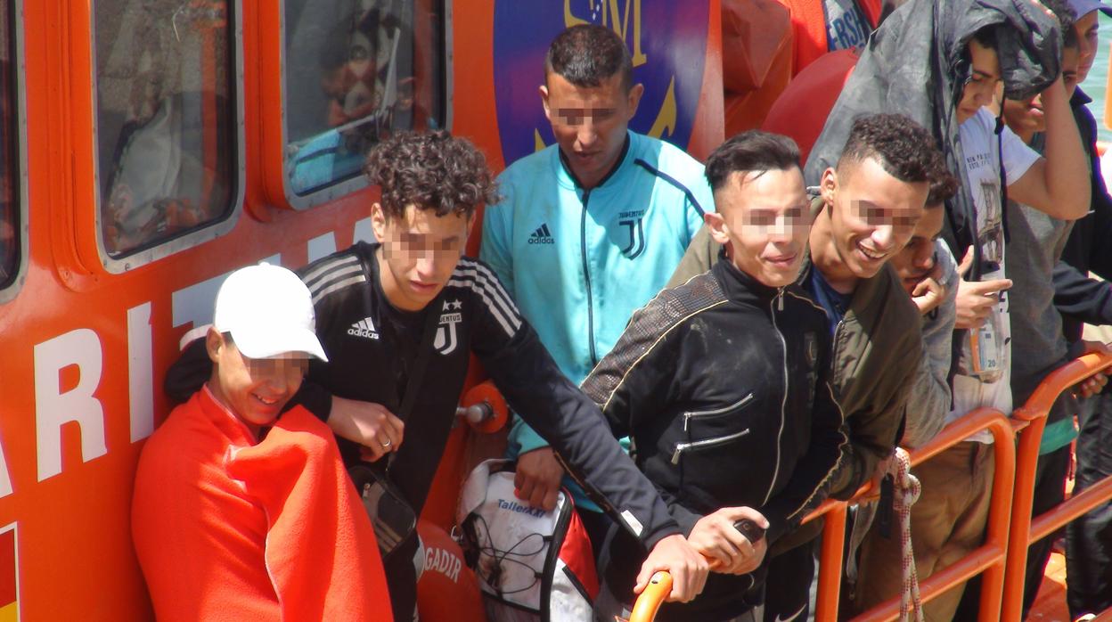 En la última semana se han rescatado en el Estrecho pateras ocupadas sólo por menores