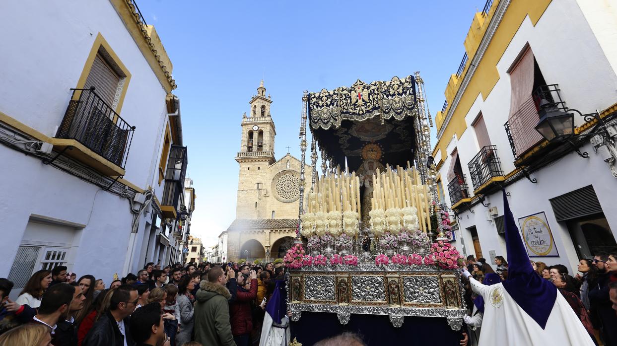 La Virgen de la Amargura avanza por San Lorenzo el Domingo de Ramos de la Semana Santa de Córdoba 2018