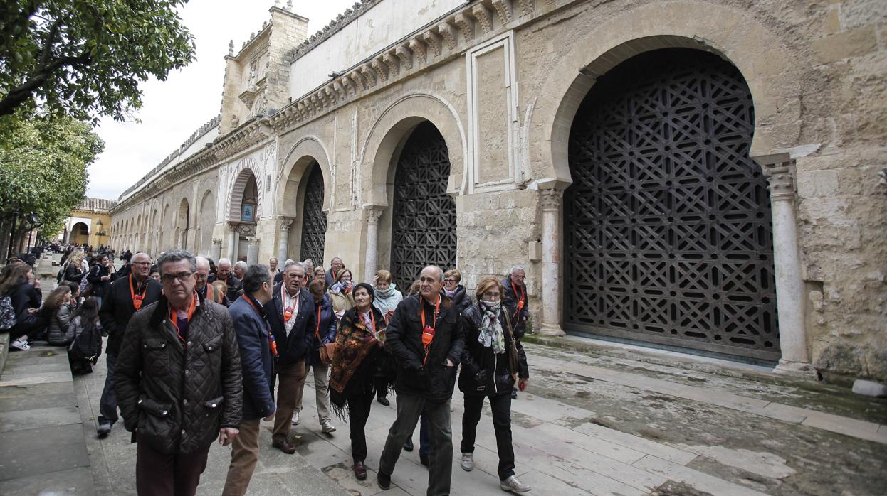 Visitantes en el Patio de los Naranjos de la Mezquita-Catedral de Córdoba