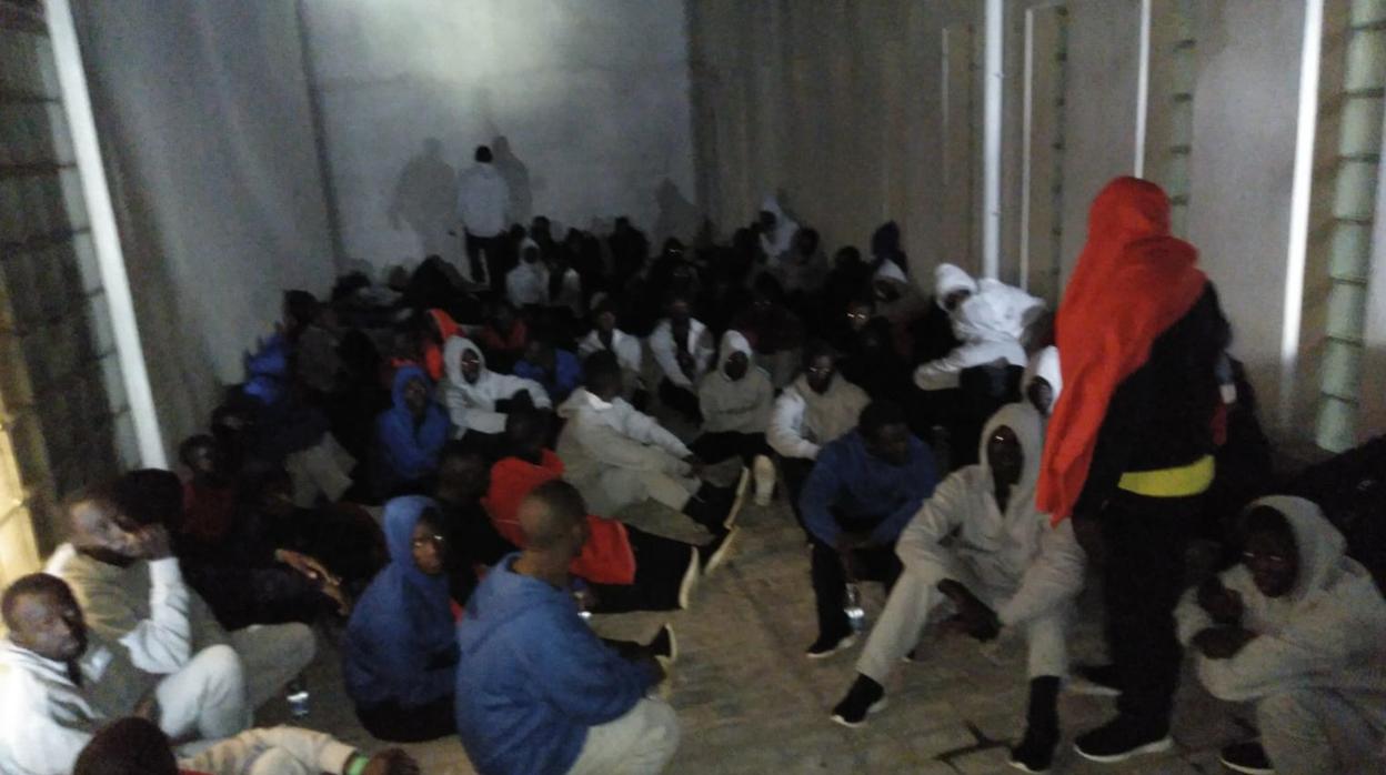 Imagen de los inmigrantes hacinados en la comisaría de Algeciras.