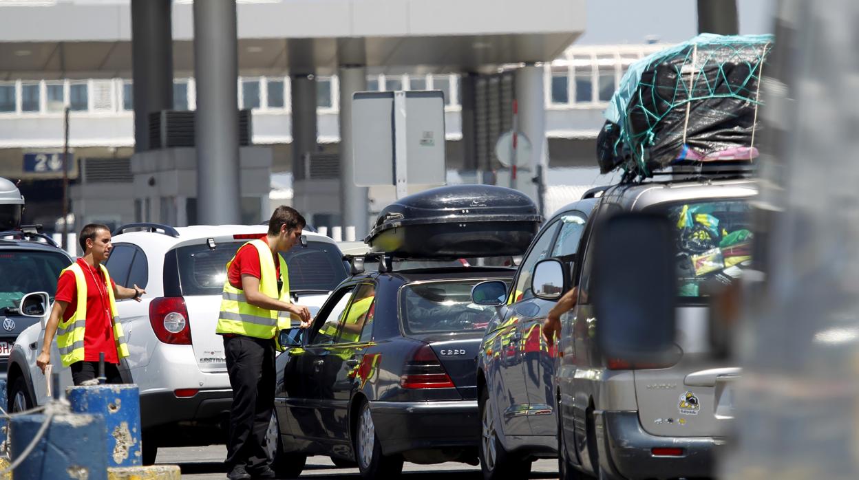 Vehiculos haciendo cola en el control de pasaportes y embarque en el Puerto de Algeciras