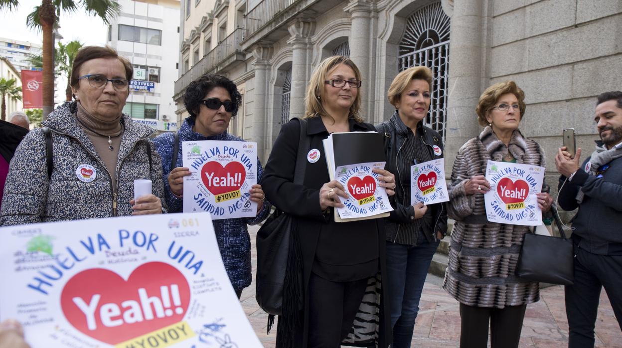 La presidenta de l colectivo, Paloma Hergueta, en el centro, junto a otros miembros de la Plataforma.