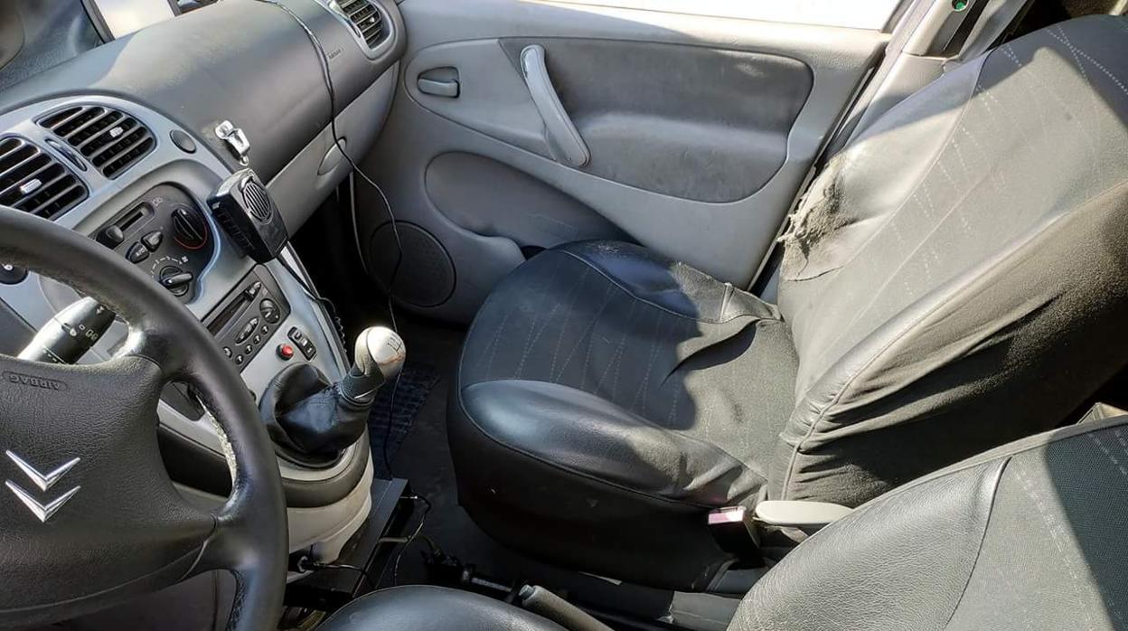 Interior de uno de los dos vehículos policiales enviados a la comisaría de La Línea.