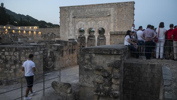Visitantes en una ruta nocturan por Medina Azahara