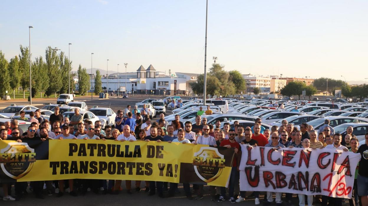 Taxistas concentrados antes de la marcha