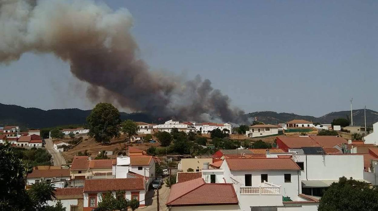 Columna de humo sobre las casas de la localidad onubense de Nerva