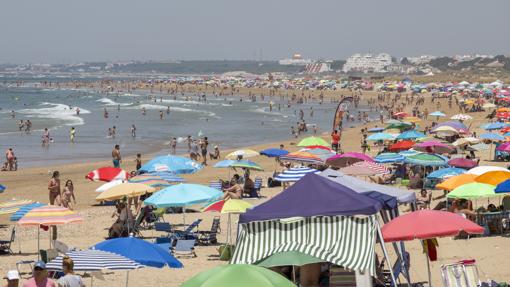 Se encuentra entre Punta Umbría y El Portil, en la costa de Huelva
