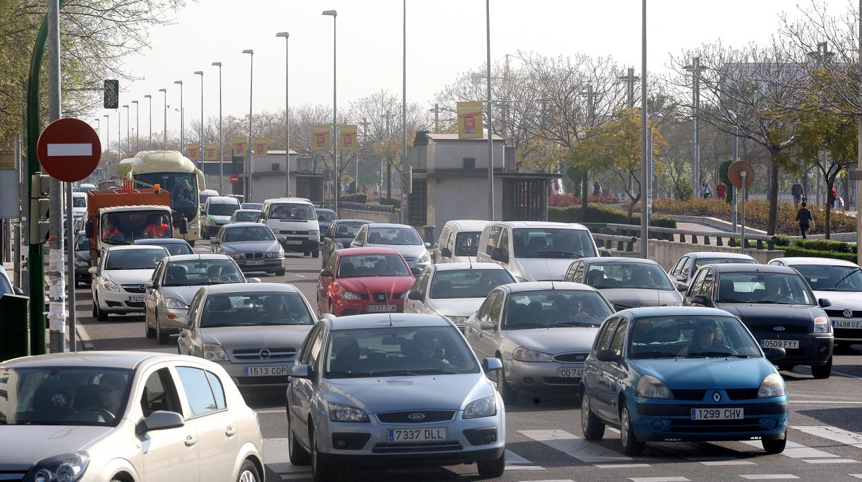 Coches circulando por el Vial Norte de la capital