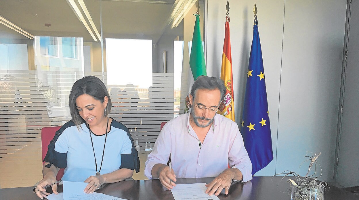 La alcaldesa y el consejero de Fomento firmando el protocolo