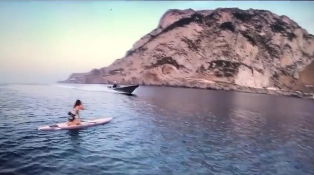 Una narcolancha se aproxima a un grupo de jóvenes que practicaban paddle surf en Punta Europa