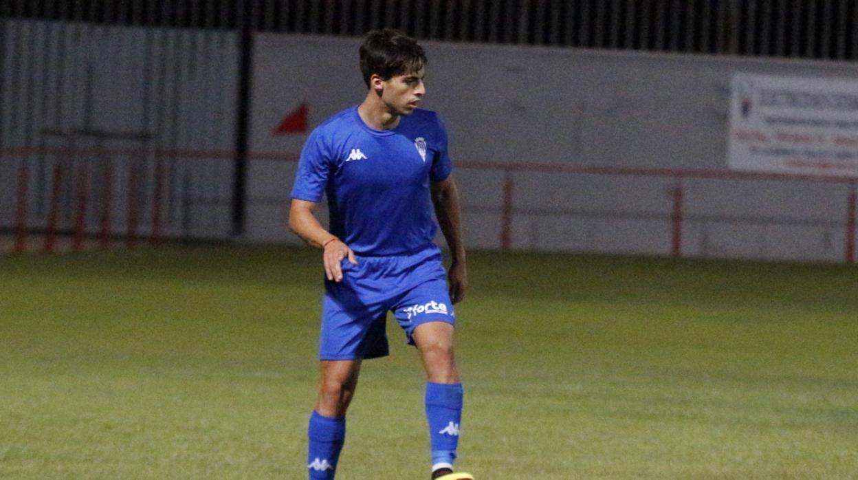 Aguado pisa el balón en el partido ante el Recreativo