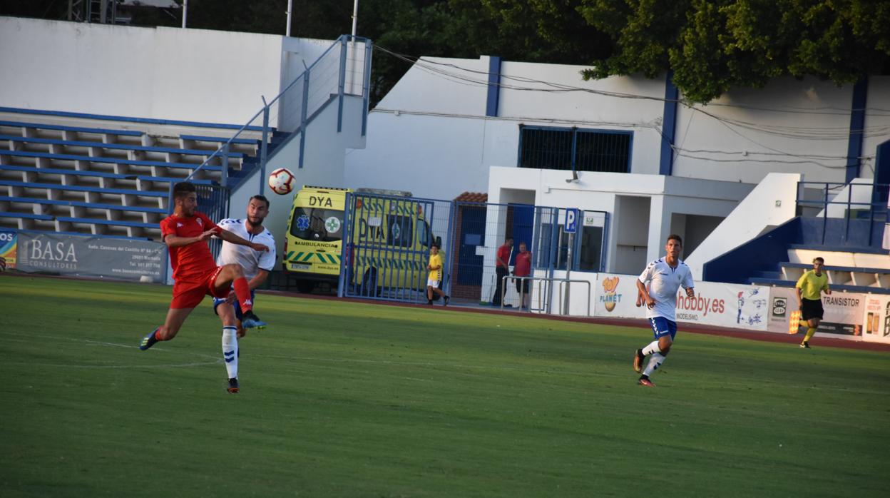 Andresito intenta controlar el balón