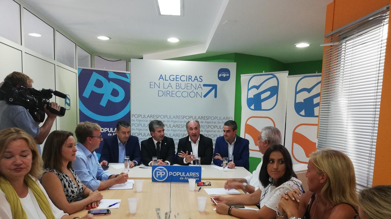 Cosidó y el alcalde de Algeciras, en el centro de la imagen, antes de la reunión